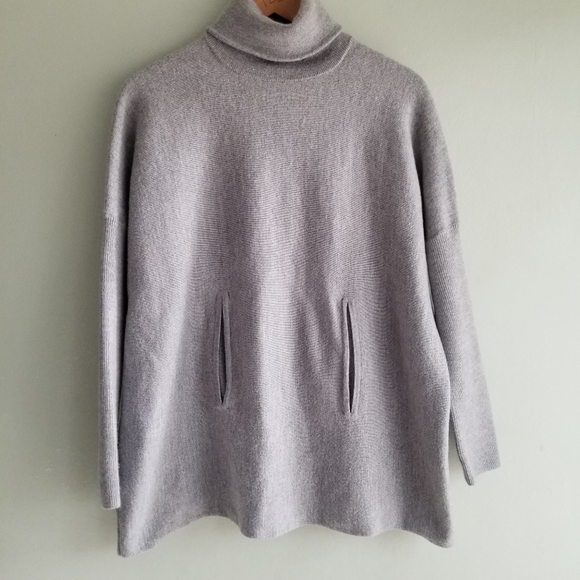 Tahari Sweaters - Tahari gray turtleneck